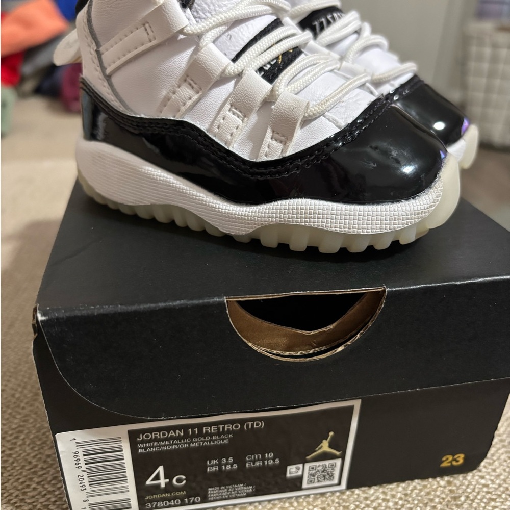 Jordan 11 Retro Kids Sneakers - Black and White